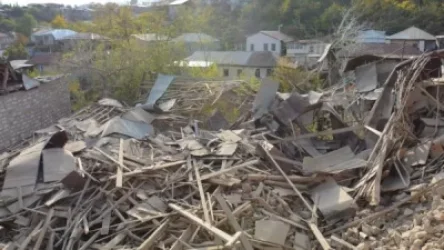 Այսօր հակառակորդի կողմից հրթիռակոծության հետևանքով Ստեփանակերտում մի ամբողջ թաղամաս է վնասվել