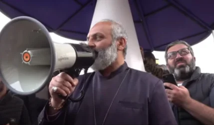 Մարդ, որ հեծանվով էր ման գալիս, հիմա քաղաքը պարալիզացրել է․ Սրբազան