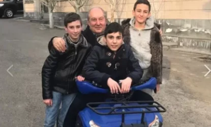 ՀՀ նախագահ Արմեն Սարգսյանը կիրակին անցկացրել է բակի երեխաների հետ