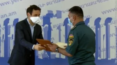 «Մեր կողքին իսկական հերոսներ են կանգնած». քաղաքապետը պարգևատրել է ԱԻՆ աշխատակիցներին