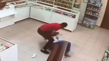 Ուշագրավ կադրեր. տղամարդը Դավթաշենում բռնի ուժ է գործադրում դեղատան աշխատակցի նկատմամբ և կողոպտում