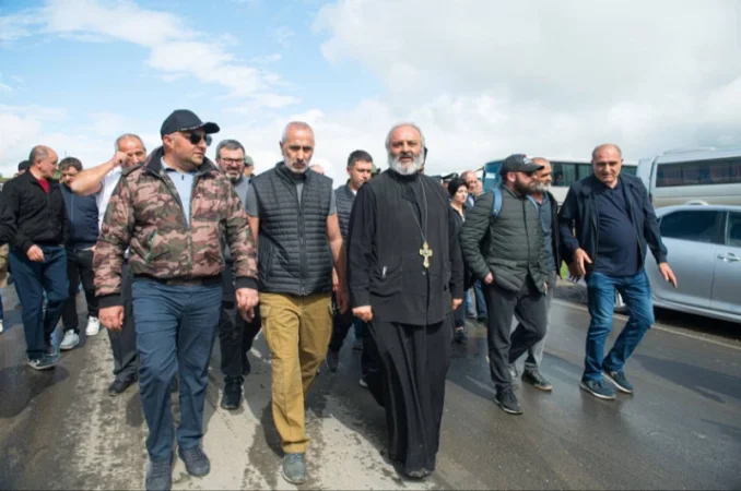 Ոuտիկանները լցվել են դպրոց. Սրբազանին աջակցելու համար աշխատանքից ազատnւմ են Բյուրականի դպրnցի տնօրենին․ MediaHub