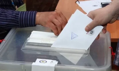 Զինծառայողները հերթի մեջ առանձնացնում են «Իմ քայլը» դաշինքի քվեաթերթիկը