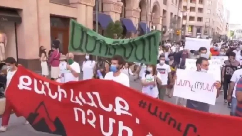 Amulsar Protectors Arrive in Yerevan from Jermuk in a Car Rally to Join Environmentalists' Protest