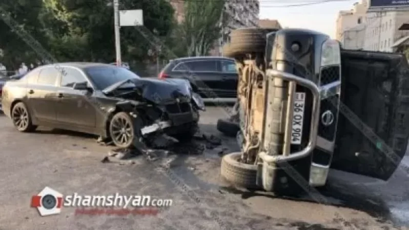 Խոշոր ավտովթար Երևանում. բախվել են BMW-ն ու Nissan Pathfinder-ը. վերջինս կողաշրջվել է