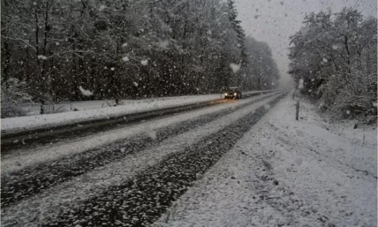 ՀՀ ավտոճանապարհներին տեղում է թույլ ձյուն, տեղ-տեղ առկա է մերկասառույց