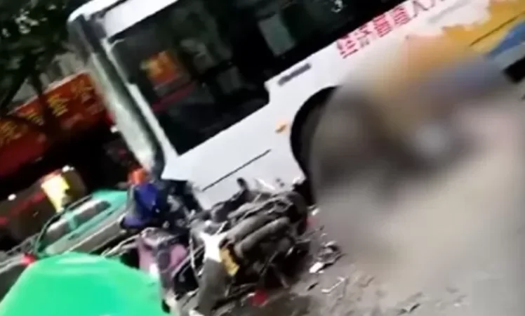 Դանակով տղամարդն ավտոբուս է առևանգել և մխրճվել ամբոխի մեջ. 5 մարդ մահացել է