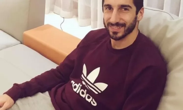 Լուսանկար․ Մխիթարյանը քայլում է հենակների օգնությամբ