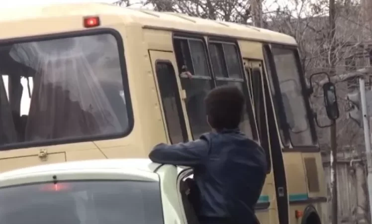 ՌՈ է ներկայացել նաև ռազմական ավտոբուսը խոչընդոտած մեկ այլ երիտասարդ