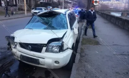 Խոշոր ավտովթար Կապանում. ավտոմեքենան բախվել հաստաբուն ծառին. կան տուժածներ