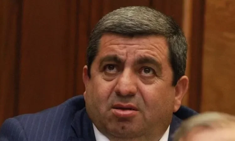 Photo: Users Spot Former MP Arakel Movsisyan in a Glendale Fast Food Restaurant