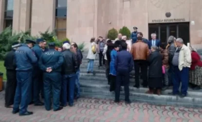 Փողոցային առևտրով զբաղվողները վեճի բռնվեցին ավագանու անդամի հետ