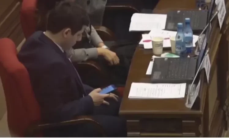 VIDEO: Boredom in Parliament, MPs Can't Stay Away from Their Phones