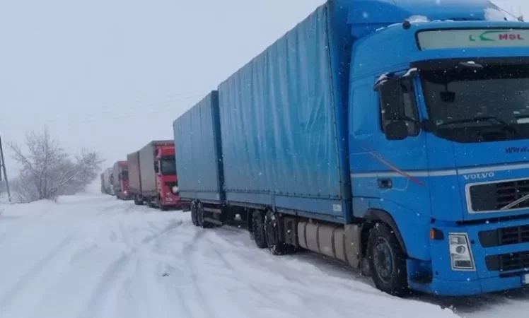 Լուսանկարներ․ Լոռու մարզում  մեծ թվով բեռնատարներ դադարեցրել են ընթացքը