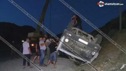 Ցեմենտի հումքով բարձված КамАЗ-ը բախվել է քարերին և գլխիվայր շրջվել. կա վիրավոր