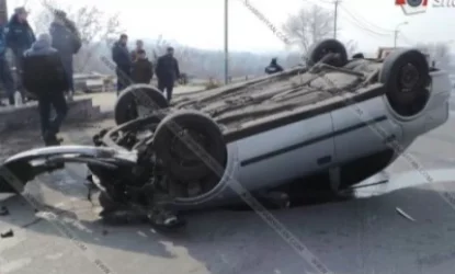 Opel-ը բախվել է գերեզմանի բազալտե հատվածին եւ գլխիվայր շրջվել