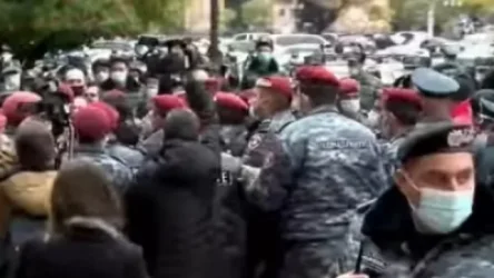 Բռնի ուժի գործադրմամբ ոստիկանները հեռացրին մի քանի խաղաղ ցուցարարների