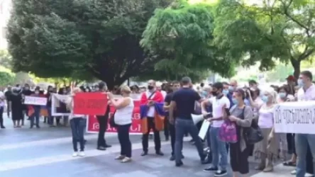 ՌԴ մեկնել ցանկացող քաղաքացիները բողոքի ակցիա են անում կառավարության դիմաց