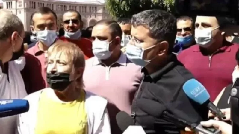 Հագուստի ներմուծմամբ զբաղվողները հանդիպում են կառավարության ներկայացուցչի հետ