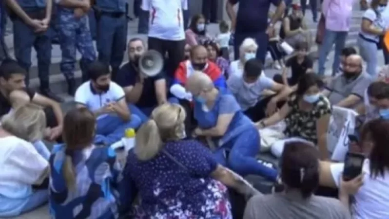 Նիկոլ, դու իմ վարչապետը չես. ոստիկանները ցուցարարներին թույլ չտվեցին նստացույց անել կառավարության աստիճաններին