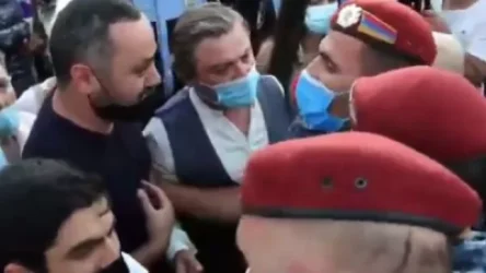 Վարչապետի առանձնատան դիմացից ոստիկանները բերման ենթարկեցին «Ոչ վարկային թալանին» նախաձեռնության անդամներից մի քանիսին