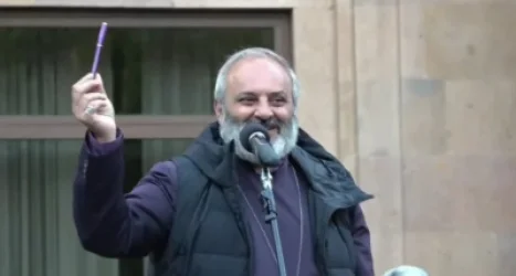 ՏԵՍԱՆՅՈՒԹ․ Այս գրիչը տեսնու՞մ եք, նոր եմ նվեր ստացել, որպես կաշառք, կաշառատուի անունը չեմ ասի. Սրբազան