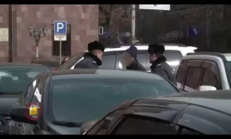 VIDEO: I'm Helping the People Park, Opening a 'Traffic Jam' – Parking Assistants in Police Custody