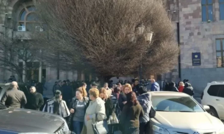 Մենք փողոցային չենք. Առևտրականները բողոքի ցույց են իրականացնում կառավարության դիմաց