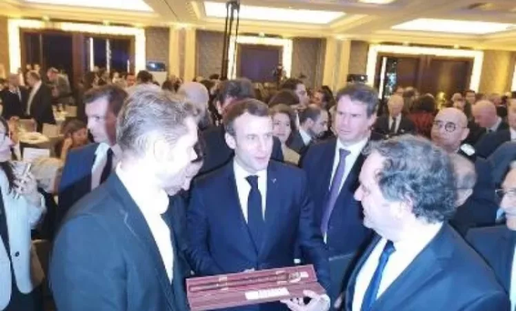 Ազնավուրի որդին հայկական դուդուկ է նվիրել Ֆրանսիայի նախագահին