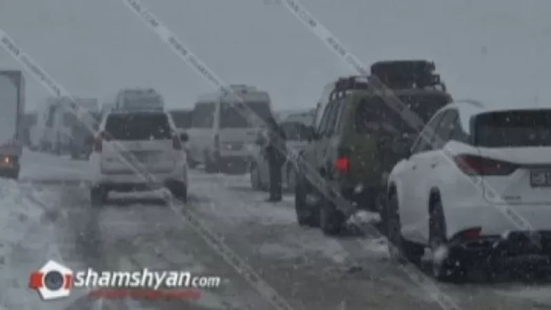 Վայոց Ձորում ձնաբքի պատճառով 200-ից ավելի ավտոմեքենաներ չեն կարողանում առաջ ընթանալ