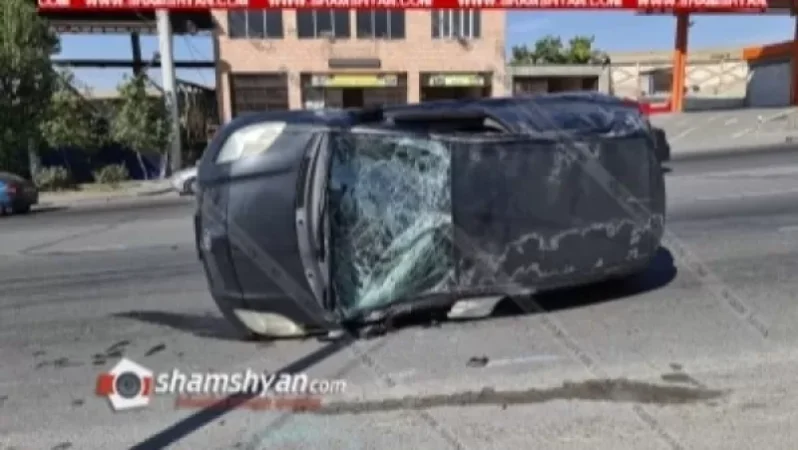Խոշոր ավտովթար՝ Երևանում․ մեքենաներից մեկը կողաշրջվել է