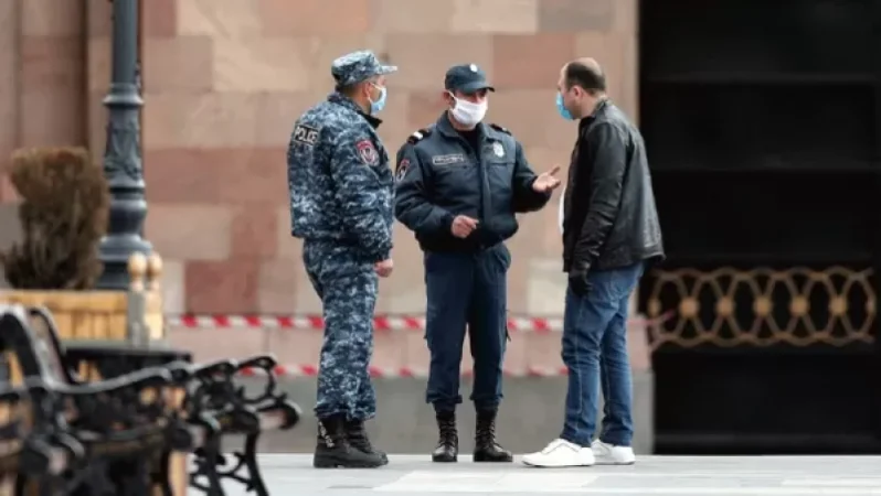 Զբոսայգիներում, պուրակներում, դիմակ դնելը պարտադիր է, լողափերում, սարերում, անտառներում, անձնական ավտոմեքենայում՝ ոչ