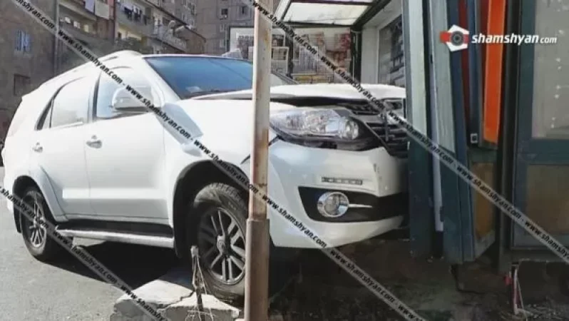 Ավտովթար Երևանում. բախվել են Ford-ն ու Toyota Fortuner-ը. վերջինս էլ մխրճվել է թերթի կրպակի մեջ
