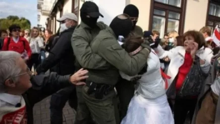 ՏԵՍԱՆՅՈՒԹ. Մինսկում հատուկ ջոկատայինները ձերբակալում են կանանց երթի մասնակիցներին