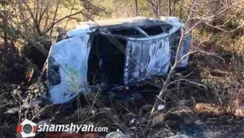 Nissan Teana-ն Արագածոտնի մարզում դուրս է եկել ճանապարհի երթևեկելի գոտուց, բախվել ծառերին և կողաշրջված հայտնվել երթևեկելի գոտուց դուրս․ կա վիրավոր․ Shamshyan. com