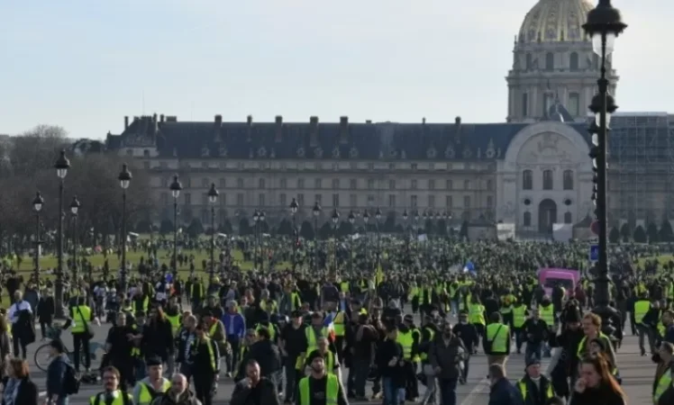 «Դեղին բաճկոնները» շրջափակել են Amazon-ի լոգիստիկ կենտրոնի շենքը, արցունքաբեր գազ է կիրառվել