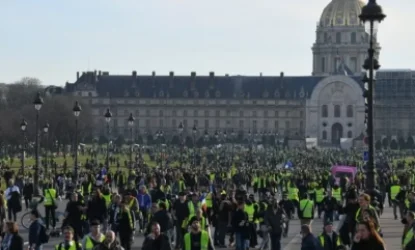 «Դեղին բաճկոնները» շրջափակել են Amazon-ի լոգիստիկ կենտրոնի շենքը, արցունքաբեր գազ է կիրառվել