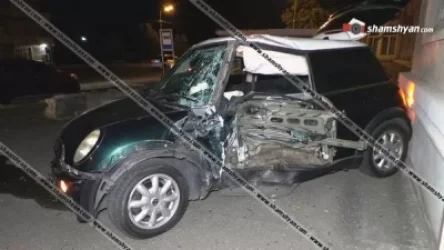 Երևանում բախվել են Volkswagen Jetta-ն ու MIni cooper-ը. վերջինս բախվել է էլեկտրասյանն ու քոլեջի պատին. կան վիրավորներ
