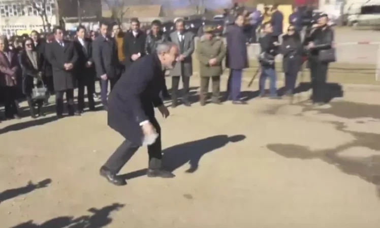 VIDEO: Prime Minister Picks Up Trash During Tumanyan's 150th Anniversary Celebration