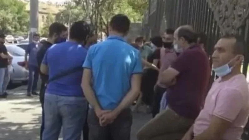 Եթե հետ գանք Հայաստան ապրելու, ես քար եմ գցելու աղջկաս ապագայի վրա. բողոքի ակցիա ԱԺ-ի դիմաց