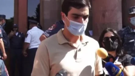 ՈՒՂԻՂ. Ուսանողները քայլերթով եկան կառավարության շենքի դիմաց. մանրամասներ