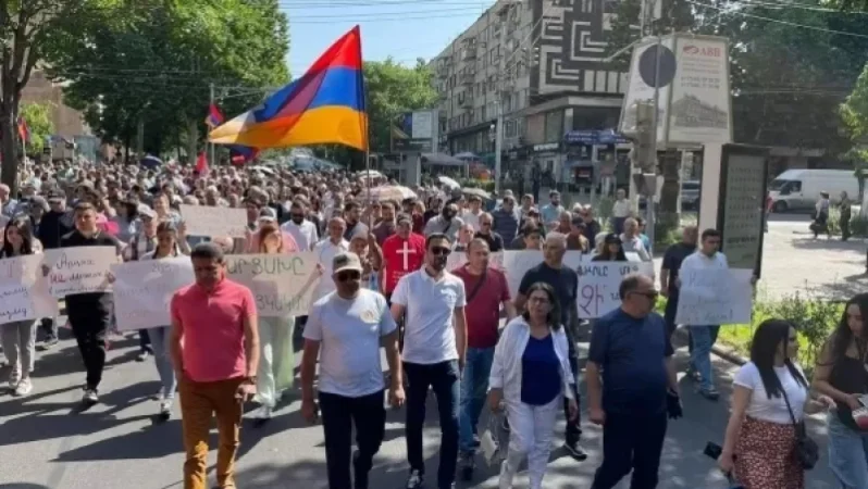 Եկեք ԱԳՆ շենքի մոտ, որտեղ պետք է տեղի ունենա Լավրովի և Միրզոյանի հանդիպումը.  Սաղաթելյան