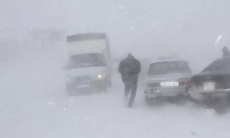 Ջերմուկում ձյան շերտն ընկել է մեքենայի և վարորդի վրա