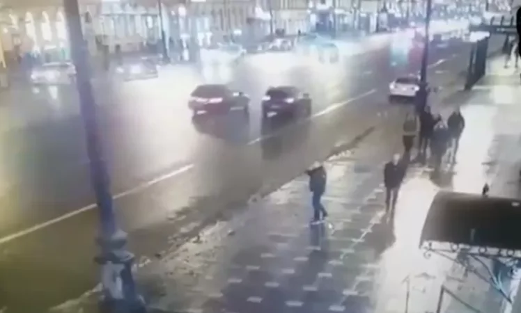 Սանկտ Պետերբուրգում տեղի ունեցած վրաերթի առաջին կադրերը.(18+)