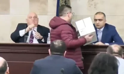 Նարեկ Մալյանն Աննա Հակոբյանի հիմնադրամի համար հավաքած մետաղադրամները լցրեց  ԵՊՀ հոգաբարձուների խորհրդի նախագահի առջև