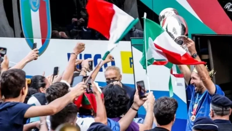 Հազարավոր երկրպագուներ Հռոմում դիմավորել են Եվրոպայի չեմպիոն Իտալիայի թիմին