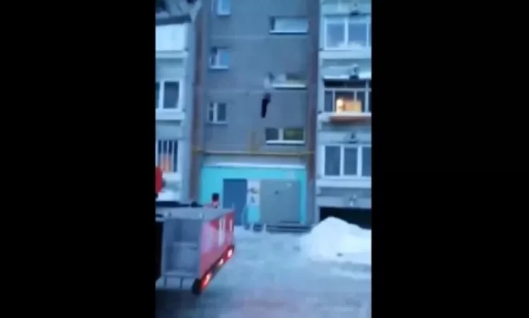 18+ Video: Yekaterinburg Resident Falls from 9-Story Building