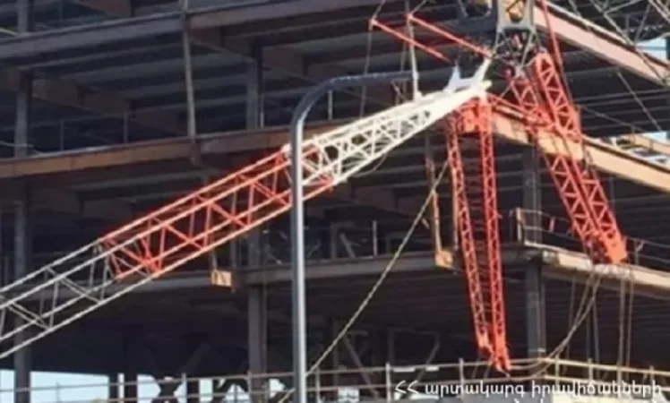 Երևանում շինարարական ամբարձիչը պոկվել և ընկել է. կան տուժածներ