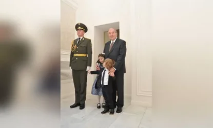 «Նախագահի հյուրերը»․ Արմեն Սարգսյանը լուսանկար է հրապարակել թոռների հետ