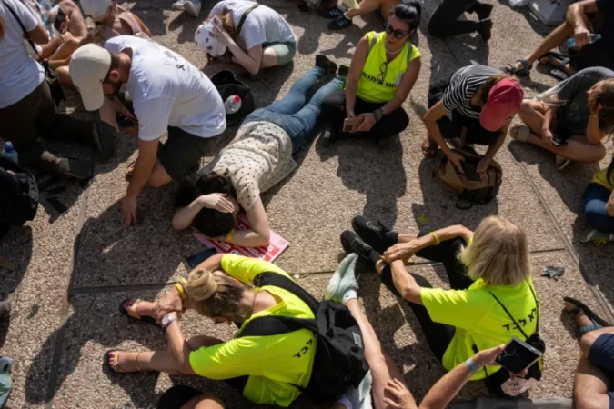 Իսրայելում գերիների հարազատները կառավարության անդամների տների մոտ բողոքի ակցիա են անցկացնում